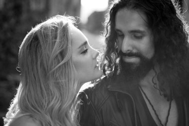 Sevgililer Günü. Aşk Konsepti. Sevgililer Günü 'nü kutlarken birbirlerine bakıp sarılıyorlar.