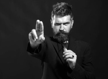 Keşiş adam ve duanın portresi. Rahip duası. Kendinden emin bir ifadeyle kıdemli din adamı. İzole edilmiş