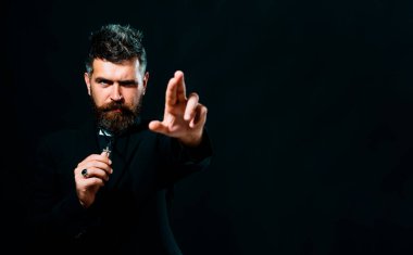 Keşişin dualı portresi. Rahip duası. Kendinden emin bir ifadeyle kıdemli din adamı. İzole edilmiş