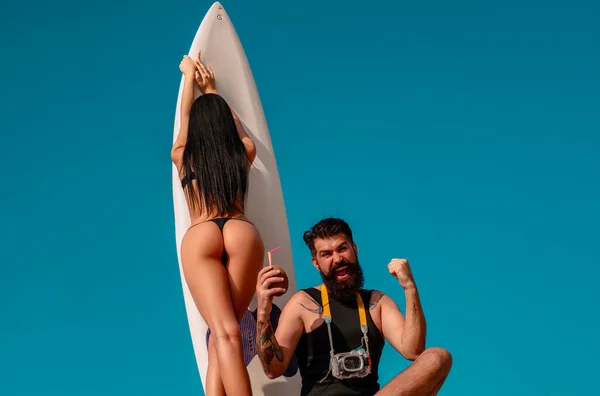 Zomervakantie Sexy Vrouw Bikini Summertime Concept Sexy Man Badpak Surfplank — Stockfoto