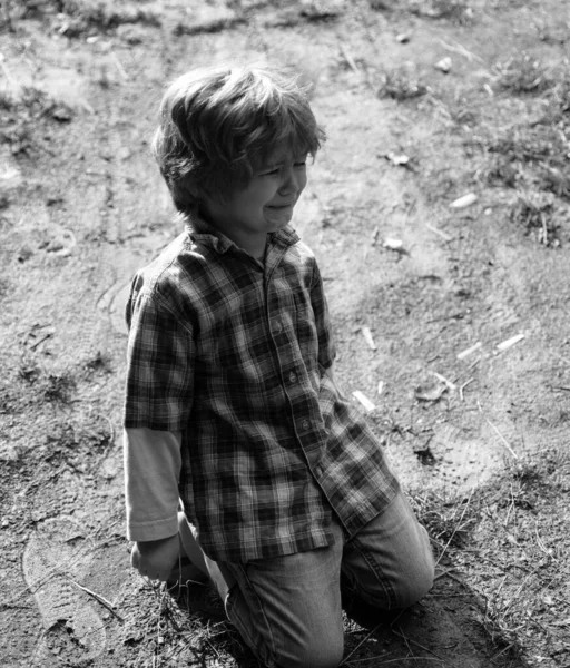 Silnici Padá Batole Dětský Emocionální Koncept Blonďatý Chlapec Pláče Slzami — Stock fotografie