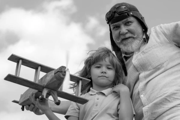 Chłopiec Dziadek Bawiący Się Drewnianym Samolotem Tle Letniego Nieba Chłopiec — Zdjęcie stockowe