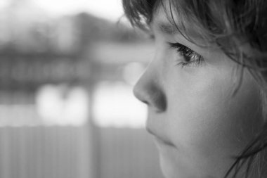 Ağlayan küçük bir bebek. Bebeklerin bir yaşında ağlaması, kahverengi gözlü esmer, histerik, hayatının ilk yılının krizi. Tasarım çalışması için kırpma yolu dahil. Uzun boylu, mutsuz bir erkek bebek.