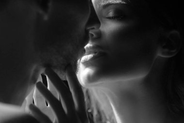 Birlikteyken kucaklaşan seksi bir çiftin şehvetli portresini yakından çek. Siyaha aşık genç bir çift. Şehvetli çift öpücüğü. Ben de seni seviyorum. Romantik ve aşk