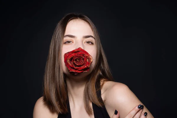 Pretty Woman Red Lips Fashion Makeup Roses Posing Studio Beauty — Stock Photo, Image
