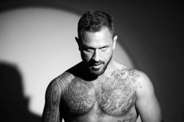 Acımasız bir adam, yakışıklı, ciddi bir erkek model. Kaslı atletik seksi erkek, çıplak gövde.