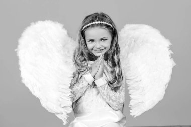 Sevgililer Günü. Meleğim. Yaramaz küçük melek kız yumruklarını sıkmış duruyor. Meleklerin küçük elleri senin için çapraz