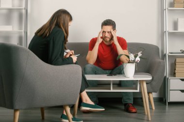 Psikologa taciz bağımlılığı sorunlarını anlatan bir adam. Bunalımlı orta yaşlı adam sorunu terapisi