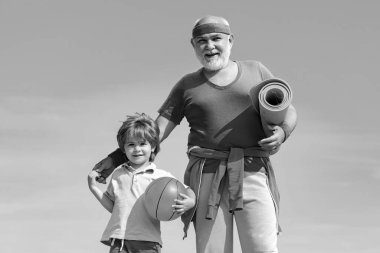 Baba oğul antrenman yapıyor. Rehabilitasyon merkezinde kıdemli adam antrenmanı. Harekete geçin. Küçük çocuklar için spor. Mutlu sevgi dolu aile