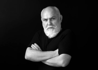 Yaşlı bir adamın yüzü siyaha boyanmış. Altın Çağ büyükbabası, sağlık hizmetleri neşeli yaşam tarzı, emeklilik konsepti