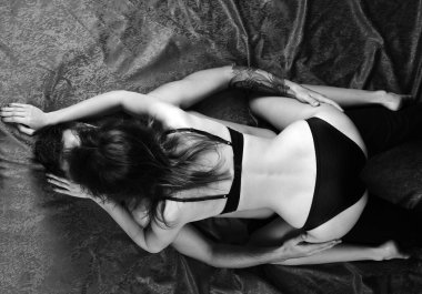 Sıcak kırmızı kapaklı bir yatakta yatan sevgi dolu bir çift. İki genç aşığın ateşli arzusu ve tutkusu. Aşık seksi çift mahrem anlarının ve birlikteliklerinin tadını çıkarıyor.