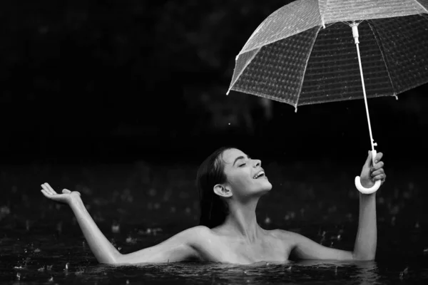 带着雨伞的裸体女孩 下雨天 洪秋时分 — 图库照片