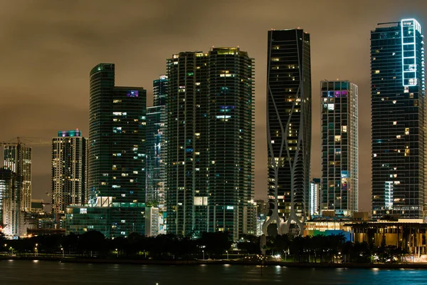 Miami Florida Sunset Skyline Illuminated Buildings Macarthur Causeway Bridge Miami — Stock Photo, Image