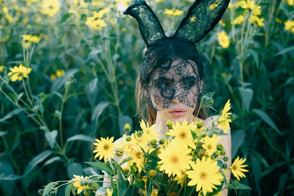 复活节快乐春天的兔子女 开着花 兔子女孩在外面 一束鲜花 — 图库照片