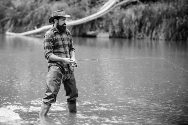 深刻な水中でひげを生やした漁師 成熟した男は釣りを飛ぶ 釣りは楽しい 本当に幸せ ひげを生やした漁師 インスピレーションで作る 釣り男 — ストック写真