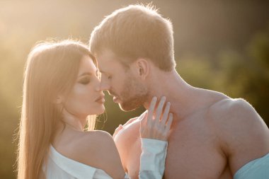 Şehvetli bir öpücük. Adam hassas bir kadını öptü. Birbirine aşık güzel bir çiftin portresi. Genç şehvetli kız arkadaşı, erkek arkadaşından tutkulu bir öpücük aldığı için mutlu. Yakışıklı genç adam kadınını kucaklıyor ve öpüyor.