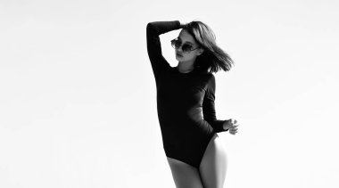 Gözlüklü, genç ve güzel bir model. Seksi kızmış. Güzellik anlayışı. Güneş gözlüklü güzel kız portresi. Seni baştan çıkarıyorum. Kadın modası. Seksi iç çamaşırlarıyla mükemmel bir kadın vücudu.