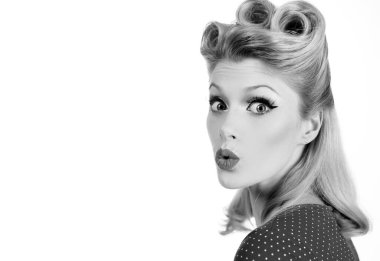 Portre tebessümü sarışın kadın, afiş tarzı. Beyaz renkli arka planda izole edilmiş. Vay canına. Reklam için jestler. Retro vintage konsepti. Parlak makyajlı zarif bir kadın model. Omg. & Portre