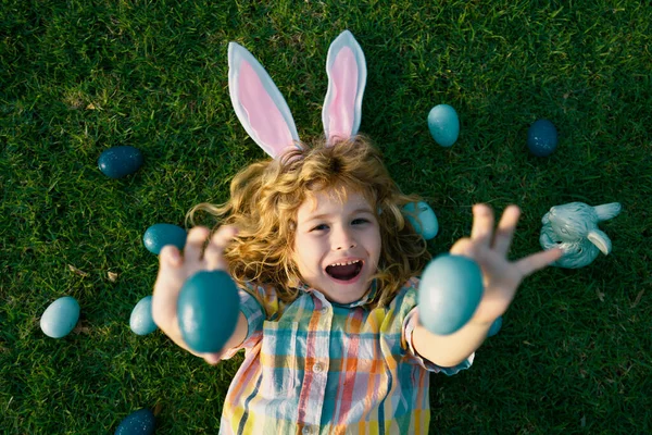 Caccia All Uovo Giardino Giorno Pasqua Ragazzo Con Orecchie Coniglio — Foto Stock