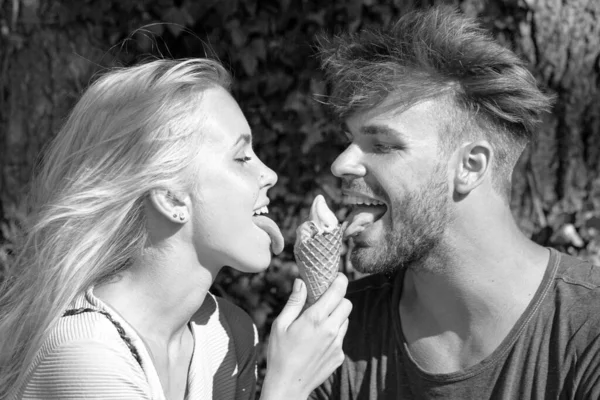 可爱的情侣约会和吃冰淇淋 年轻夫妇共享冰淇淋 真爱男子与妇女的关系 — 图库照片
