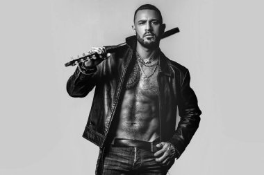 Siyah ceketli, dövmeli, sakallı, vahşi, çekici bir motorcu. Uzayı kopyala Yakışıklı sakallı adam. Ciddi stil sahibi sakallı adam. Rock hayranı ya da gangster. Ciddi bir gencin portresi.