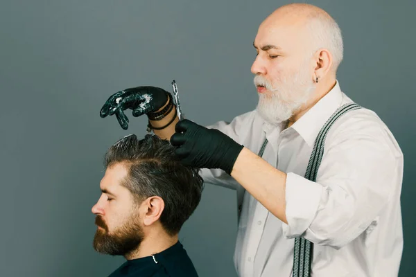 Kadeřnictví Barvení Vousatý Muž Procesu Barvení Vlasů Aplikace Barvy Vlasy — Stock fotografie