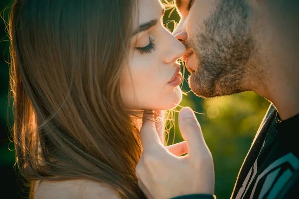 Поцілунок Молода Пара Цілує Один Одного Чуттєва Пара Цілується Романтика — стокове фото