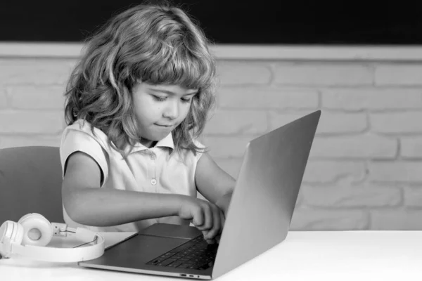 Dijital Cihazlarla Çalışan Bir Çocuk Çocuk Öğrenci Dizüstü Bilgisayarda Webinar — Stok fotoğraf