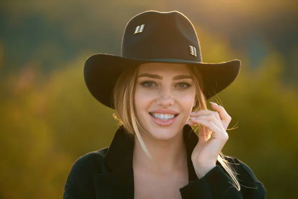 Portrait Smiling Young Woman Elegant Hat Wide Brim Outdoor Romantic — Stock Photo, Image
