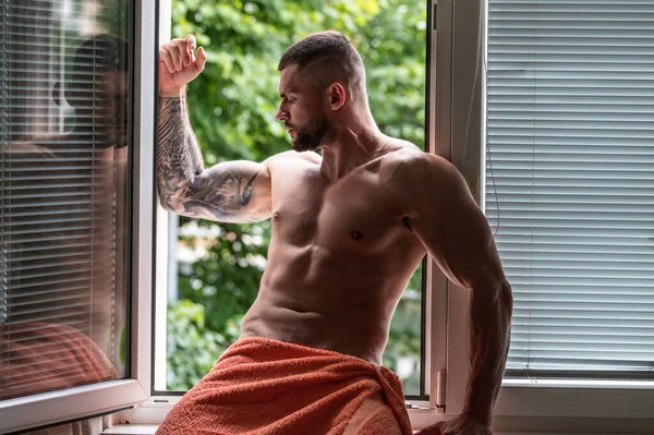Sexy Jeune Homme Musclé Posant Sur Les Rideaux Fenêtre Sexy — Photo