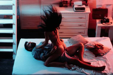 Çift yatakta rahat. Seksi kadın, şehvetli masaj yapar. Cinsel olarak açık. Aşk kavramı. Romantik ve aşk dolu. Seksi bir fotoğraf. Samimi ilişki ve cinsel ilişki. Aşık olduğum için mutluyum.