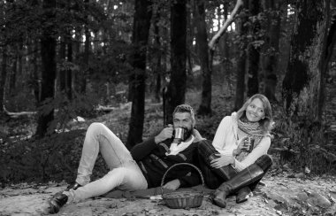 Aşık romantik çiftin güzel bir sonbahar parkında randevusu var. Kadın ve erkek sıcak kıyafetler giyip bir fincan sıcak çay içiyorlar. Genç bir aile çifti. Aile kavramı