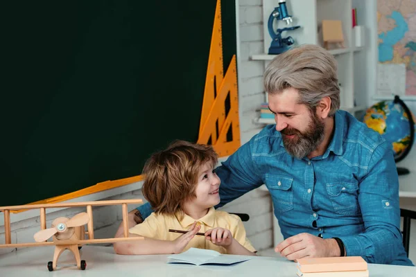 放学后教书 学生们 有趣的小孩 父亲在黑板上玩得很开心 早期发展 — 图库照片