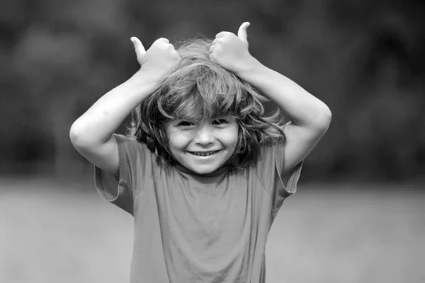 Ребенок Поднимает Большой Палец Ребенок Одобряет Портрет Улыбающегося Мальчика Показывающего — стоковое фото