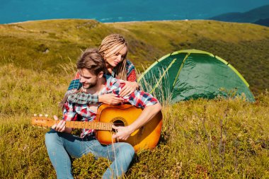 Çift kampı. Hafta sonu yürüyüşü. İnsanlar güneşli bir günde pikniğin tadını çıkarıyorlar. Yaz tatilleri. Aşk