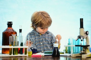 Okula dönelim. Bilim ve eğitim konsepti. Küçük bir kimya deneyiydi. Deney yapıyorum. Laboratuar mikroskobu ve test tüpleri.