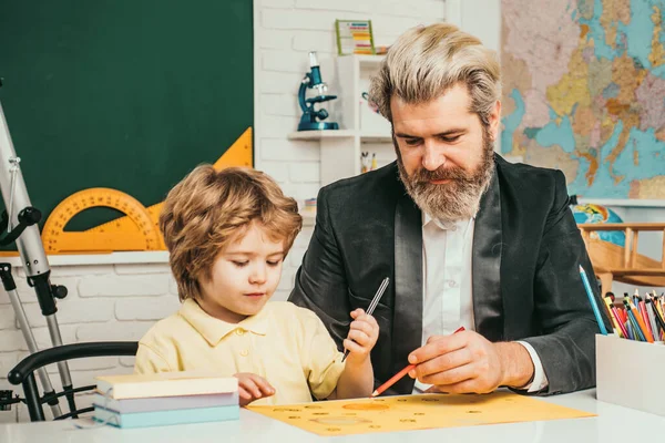 Ödevleri Yardımcı Olur Baba Oğluna Ödevi Yapması Için Yardım Ediyor — Stok fotoğraf