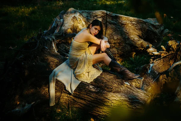 Молодая Красивая Девушка Изолированный Природы Модный Молодежный Стиль Женская Мода — стоковое фото