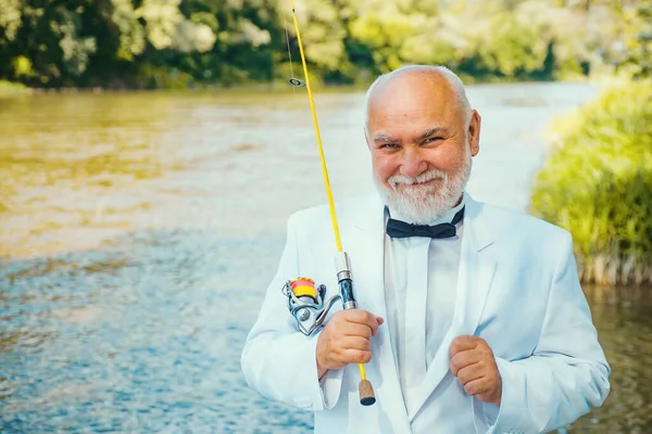 优雅的留胡子男子钓鱼 钓鱼就像度假渔夫早上在湖上钓鱼时放松一下 我已经退休了盈利丰厚 休息和娱乐 — 图库照片