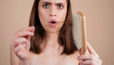 Saç dökülmesi sorunu için, kadın saçlarını dağınık gösteriyor.