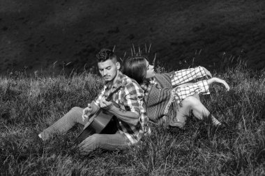 Çift kampı. Hafta sonu yürüyüşü. İnsanlar güneşli bir günde pikniğin tadını çıkarıyorlar. Yaz tatilleri