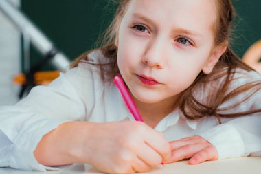 Kalemlerle resim çizen kız çocuğunun portresi. Eğitim ve okuma kavramı