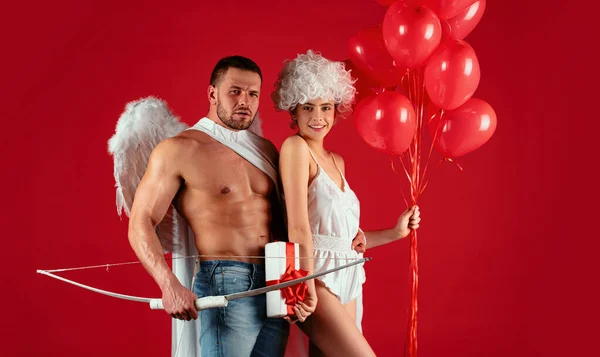 バレンタインデー 天使のキューピッドの素敵なカップル バレンタインだ ハートバルーンと弓を持つ女の子とボーイフレンド 愛の矢 赤に隔離された — ストック写真