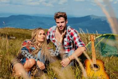 Yaz çifti kamp yapıyor. Hafta sonu yürüyüşü. İnsanlar yaz günü pikniğin tadını çıkarıyorlar. Aşk