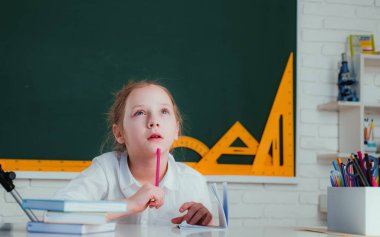 Okul çocukları. Güzel bir öğrenci okulu çalışması. Derste mutlu okul çocukları