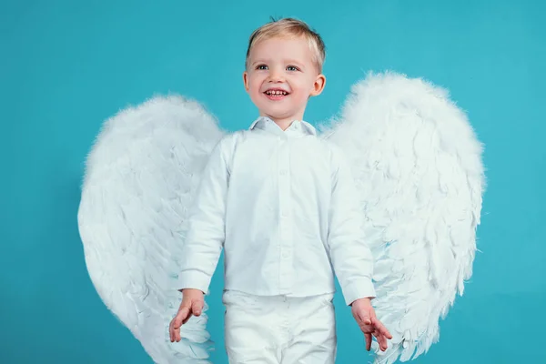 Uśmiechnięty Chłopczyk Ubrany Jak Anioł — Zdjęcie stockowe