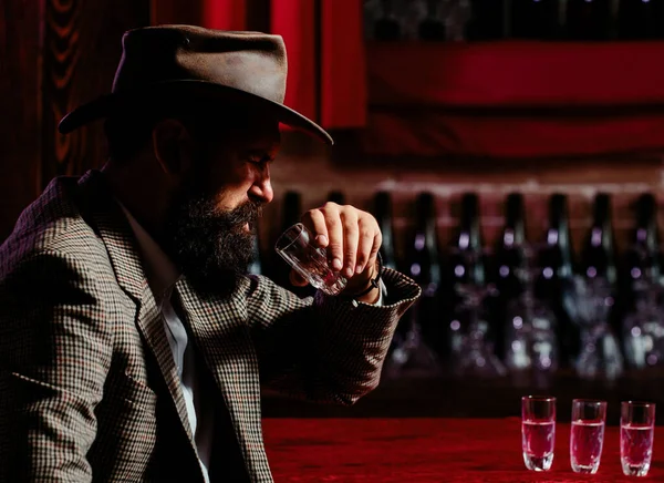 Hombre Barbudo Guapo Disfrutando Del Whisky Bar Hipster Bebiendo Bar — Foto de Stock