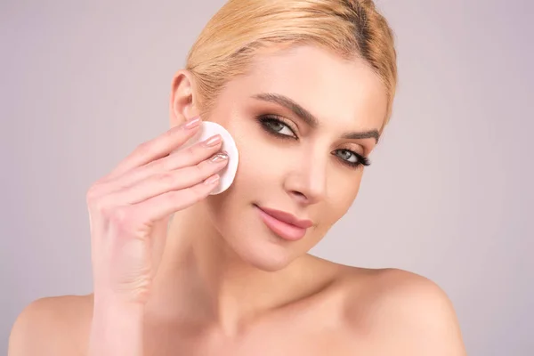 Woman Cleaning Face Cotton Pad Skincare Cotton Pad Woman Cleaning — Photo