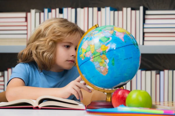 School Kid Looking Globe Library Elementary School Child Elementary School — Stock Photo, Image