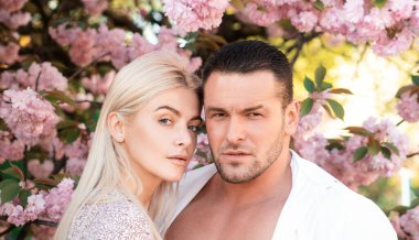 Aşık bahar çifti, Banner. Bahar çifti aşık, Sakura parkında yürüyor ve kiraz çiçeklerini arıyor.